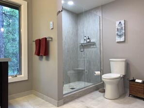 Duschwanne, Haartrockner, Handtücher, Seife