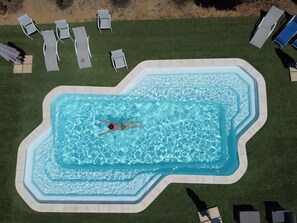 Outdoor pool - DIVINE ETOILE Gîte vignoble domaine de l'herbe sainte proche Canal du Midi (Mirepeisset)