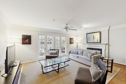 Charming, dog-friendly townhouse w/private gas grill, patio, & near downtown