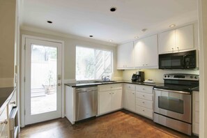 Frigorífico, microondas, horno y placa de cocina