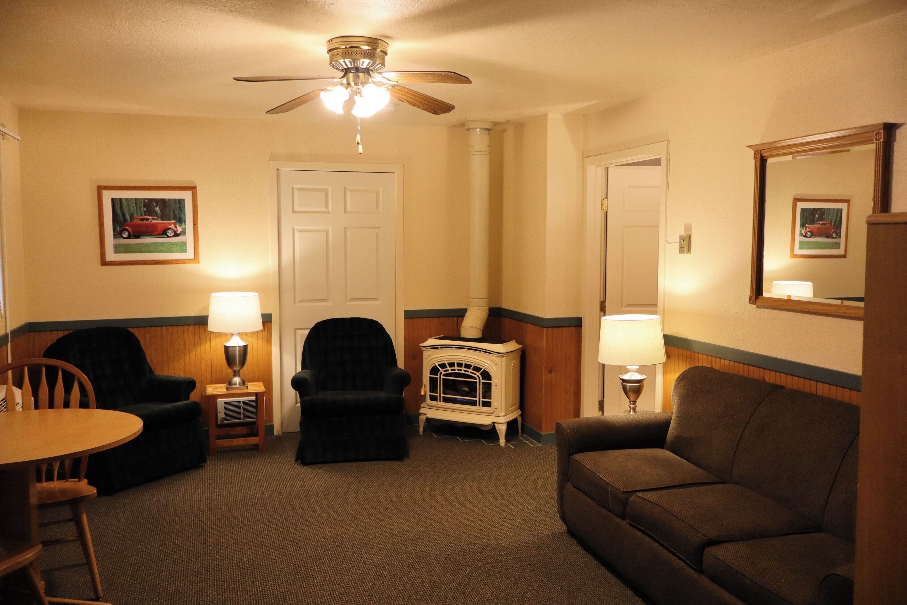 Basic Apartment | Living area | 35-inch plasma TV with cable channels, TV, Netflix