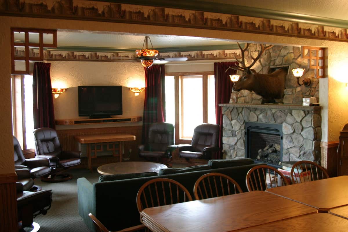 Family Suite | Living area | 35-inch plasma TV with cable channels, TV, Netflix