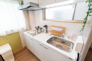 Kühlschrank, Mikrowelle, Herdplatte, Kochgeschirr/Geschirr/Besteck