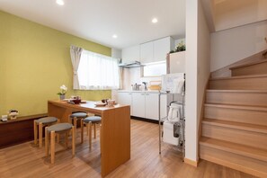 Refrigerador, microondas, parrilla de estufa y utensilios de cocina 