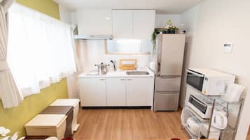 Geladeira, micro-ondas, cooktop, talheres/pratos/utensílios de cozinha