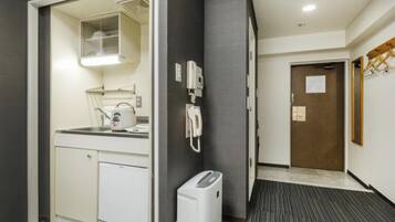 Fridge, microwave, stovetop, cookware/dishes/utensils