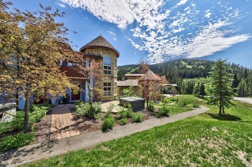 Perfect family vacation home  4 bedroom w/ private hot tub