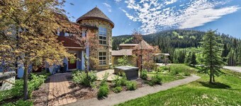 Perfect family vacation home  4 bedroom w/ private hot tub