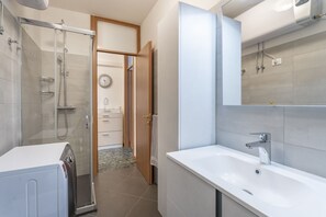 Shower, hair dryer, bidet - GuestHost - Apartment in the heart of Udine (Udine)