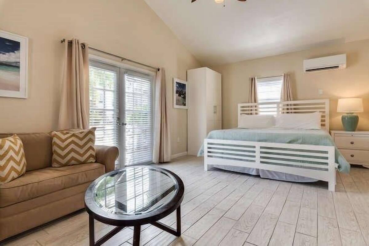 Hypo-allergenic bedding, soundproofing, free WiFi, bed sheets