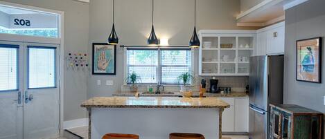 冷蔵庫、電子レンジ、オーブン、コンロ