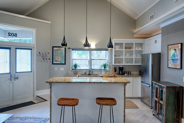 Réfrigérateur, micro-ondes, four, plaque de cuisson