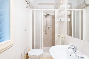 Douche, sèche-cheveux, bidet