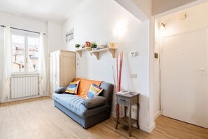 TV - Functional 35sqm apartment, well furnished, that can accommodate up to 4 people. Located on the third floor, without lift, of an historic Florentine building few steps away from Palazzo Medici Riccardi and 3 minutes on foot from the Duomo. The apartment (Firenze)