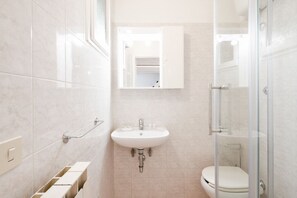 Regadera, secadora de cabello, bidet 