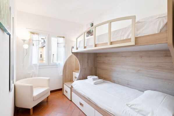 1 bedroom, iron/ironing board, WiFi - GuestHost - Functional 30sqm apartment, well furnished, that can accommodate up to 4 people. Located on the third floor, without lift, of an historic Florentine building few steps away from Palazzo Medici Riccardi and 3 minutes walk away from the Duomo. (Firenze)