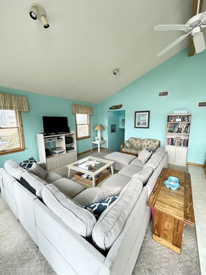 Smart TV, DVD player, books, video library - Pet Friendly in Superb Avon Location, A/C, Free WiFi & Sound Views  (Avon)