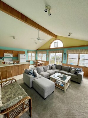 Smart TV, DVD player, books, video library - Pet Friendly in Superb Avon Location, A/C, Free WiFi & Sound Views  (Avon)