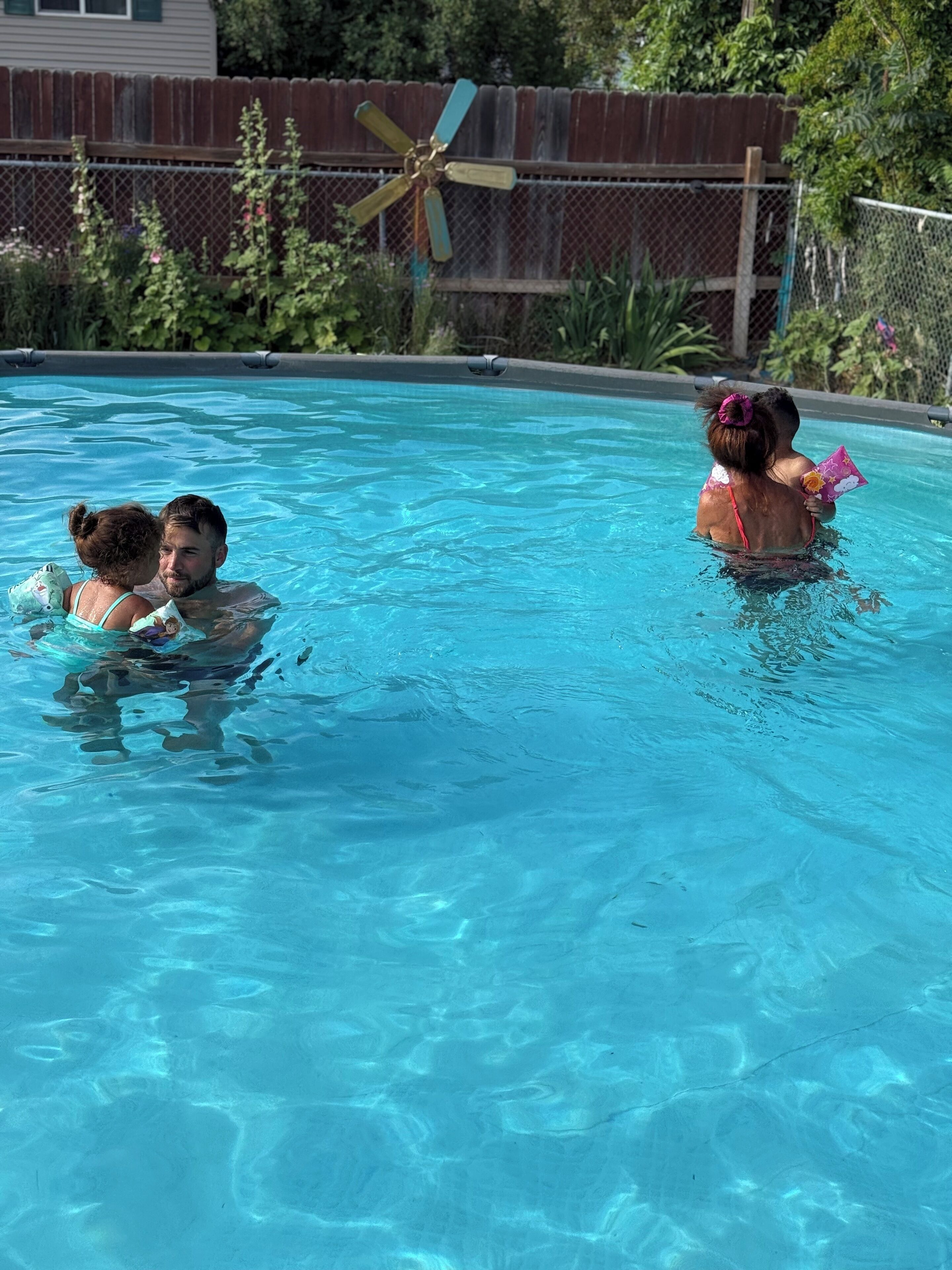 Een buitenzwembad en een verwarmd zwembad