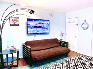 Living area - PROMO 20% MONTHLY DISCOUNT
King bed suite/1 bath, private entry, street parking. (Garden Grove)