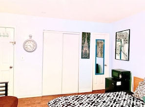 Room - PROMO 20% MONTHLY DISCOUNT
King bed suite/1 bath, private entry, street parking. (Garden Grove)