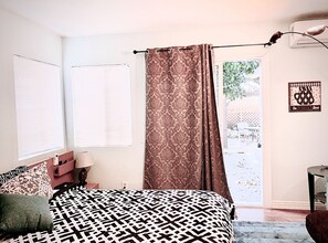 Room - PROMO 20% MONTHLY DISCOUNT
King bed suite/1 bath, private entry, street parking. (Garden Grove)