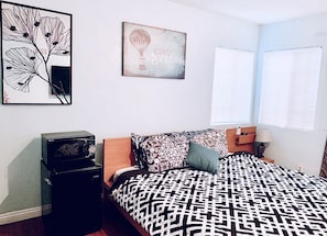 Room - PROMO 20% MONTHLY DISCOUNT
King bed suite/1 bath, private entry, street parking. (Garden Grove)