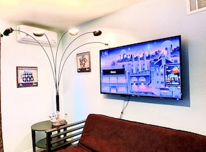 Living area - PROMO 20% MONTHLY DISCOUNT
King bed suite/1 bath, private entry, street parking. (Garden Grove)