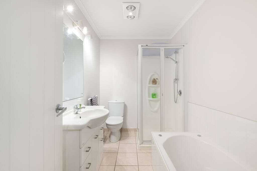 Douche, sèche-cheveux, serviettes fournies