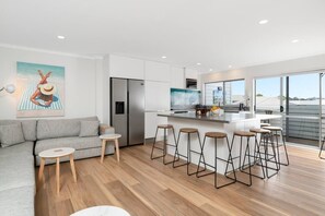 TV - Aotahi - The Star of the Mount (Mount Maunganui)