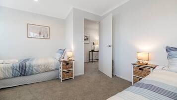 4 bedrooms, iron/ironing board, WiFi, bed sheets