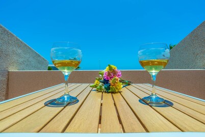Bright townhouse facing the sea
