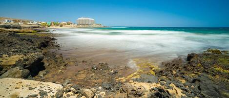 Accommodatie ligt op het strand, ligstoelen, strandlakens