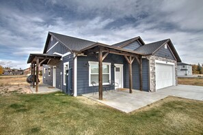 Exterior - Blue Bear Bungalow - Pool Access and only One Block From The Lake! (Garden City)