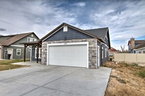 Exterior - Blue Bear Bungalow - Pool Access and only One Block From The Lake! (Garden City)