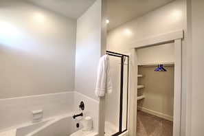 Combined shower/tub, hair dryer, towels
