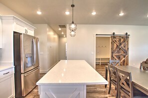 Dining - Blue Bear Bungalow - Pool Access and only One Block From The Lake! (Garden City)