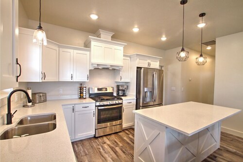 Blue Bear Bungalow - Pool Access and only One Block From The Lake!