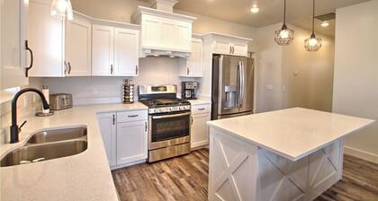 Blue Bear Bungalow - Pool Access and only One Block From The Lake!