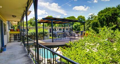 Stylish condo w/ WiFI, full kitchen, shared pool, balcony, and downtown views