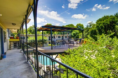 Stylish condo w/ WiFI, full kitchen, shared pool, balcony, and downtown views