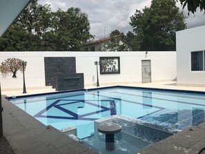 Outdoor pool, pool umbrellas, pool loungers - La Quinta de Botero (Ricaurte)