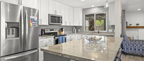 Refrigerador, microondas, horno y parrilla de estufa