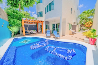 5 Bedroom Villa w/ Private Pool, Roof Garden, Amazing Location and Fast Wifi