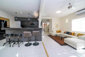 Smart TV, ping pong, stereo, offices