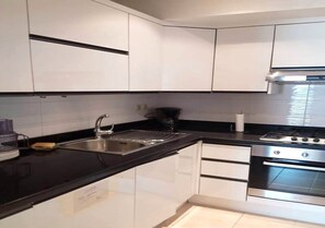 Kjøleskap, mikrobølgeovn, ovn og kokeplater