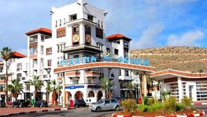Un edificio de varios pisos con un letrero llamativo que dice "MARINA AGADIR".