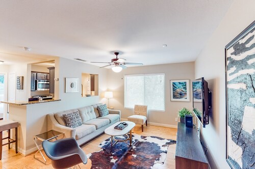 Lovely Austin condo close to downtown with streaming, W/D, central AC, & WiFi