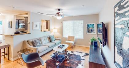 Lovely Austin condo close to downtown with streaming, W/D, central AC, & WiFi