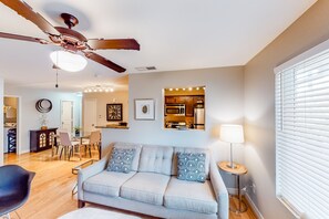 TV - Lovely Austin condo close to downtown with streaming, W/D, central AC, & WiFi (Austin)